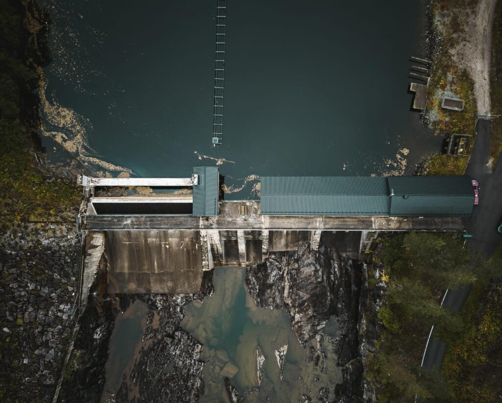 Foto: Dronebilde tatt ovenfra og ned av Ramfoss kraftverk