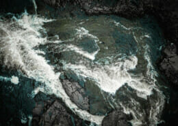 Foto: Dronebilde sett ovenfra av en elv