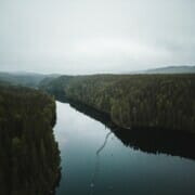 Foto: Dronebilde av en elv